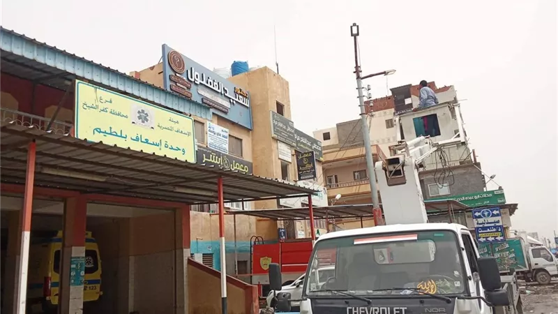 استمرار أعمال رفع كفاءة شبكة الإنارة العامة بمدينة بلطيم 