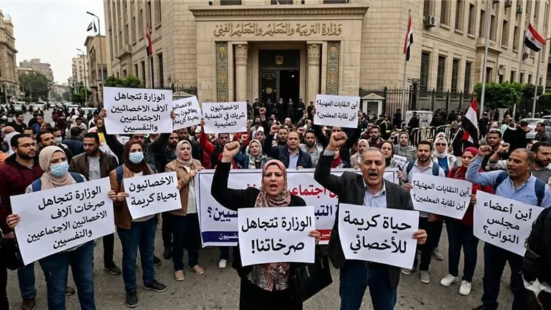 تصاعد مطالب الأخصائيين لصرف حافز المعلمين: هاشتاجات للمساواة بالمعلمين