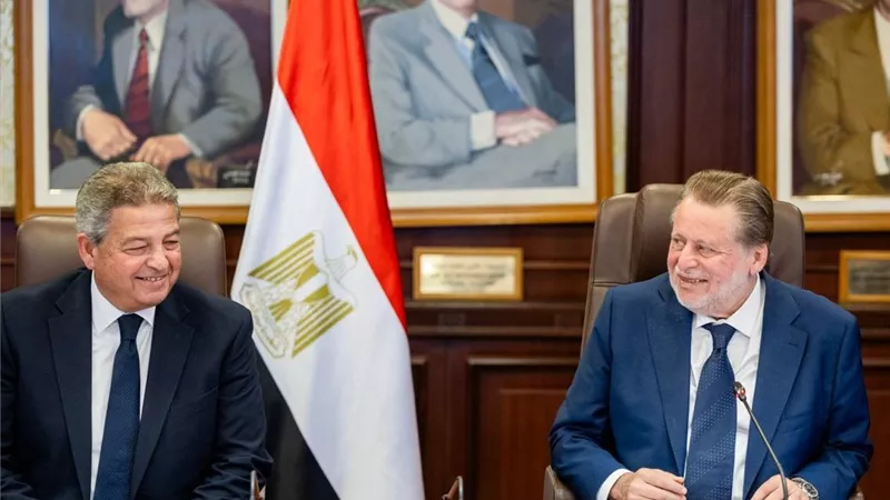 محافظ المركزي ورئيس الإعلام يوقعان بروتوكول لتنظيم المحتوى المصرفي