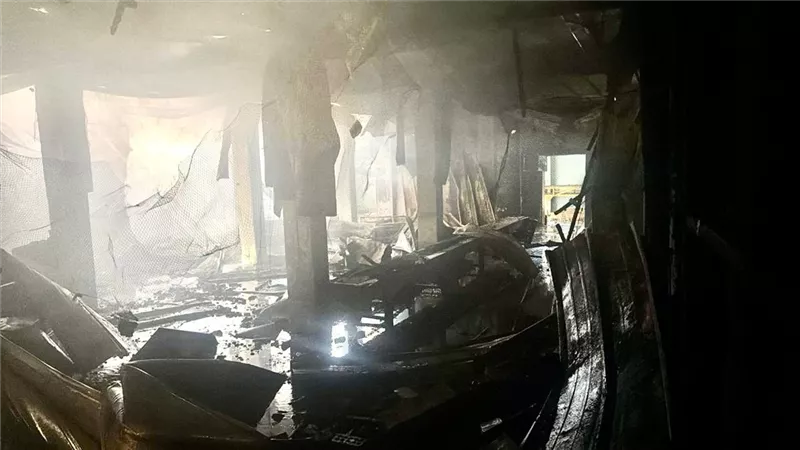 الصور الاولى.. لحريق هائل يلتهم مصنع شهير في المنيا دون خسائر بشرية 