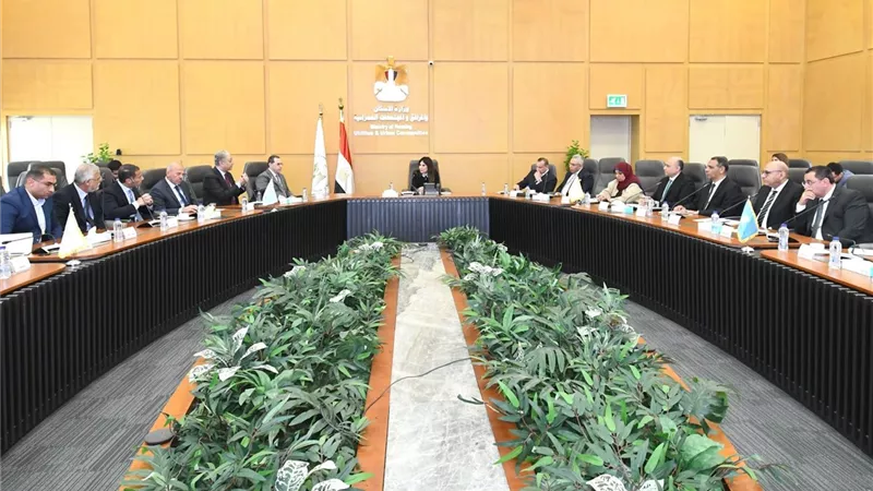 الإسكان: تسريع تنفيذ منطقة الأعمال بالعاصمة الجديدة وجذب الاستثمارات