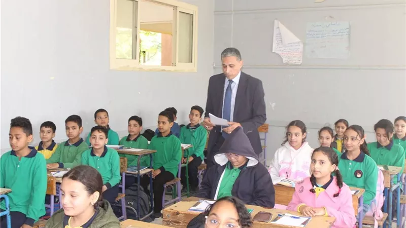 مدير تعليم الجيزة يتفقد مدارس أكتوبر ويشدد على الانضباط ونسب الحضور
