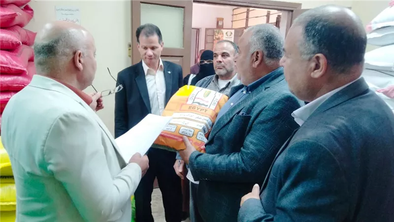 وكيل زراعة البحيرة يتابع جاهزية منافذ بيع تقاوي الذرة والأرز بالمحافظة 