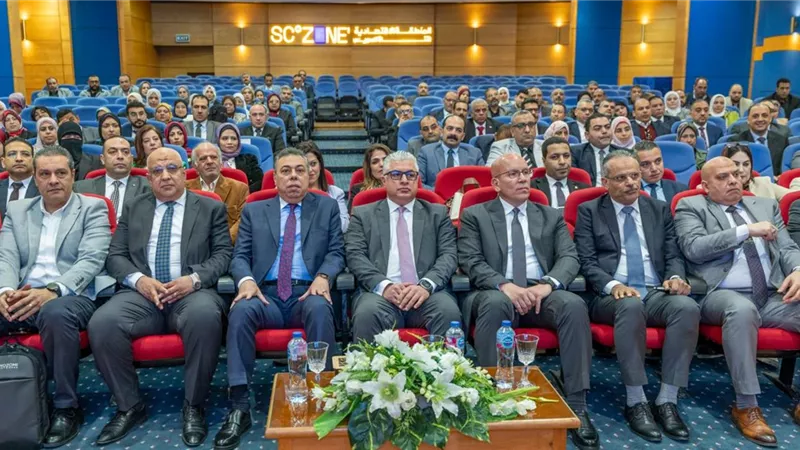 رئيس اقتصادية قناة السويس يتابع  مستجدات الأعمال بالمشروعات الجارية