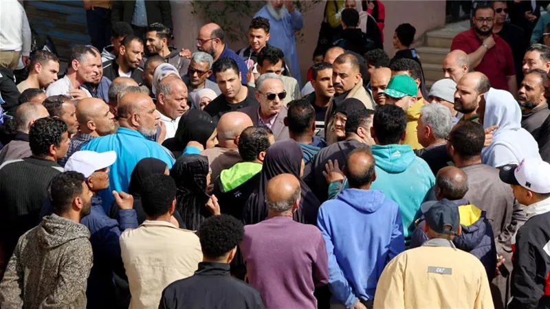  محافظ الإسماعيلية يستجيب للأهالي بحملة شاملة في حي العبور