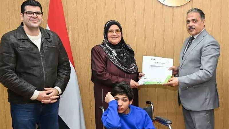 محافظ الشرقية يُكرم الأمهات المثاليات والآباء المثاليين من العاملين | صور