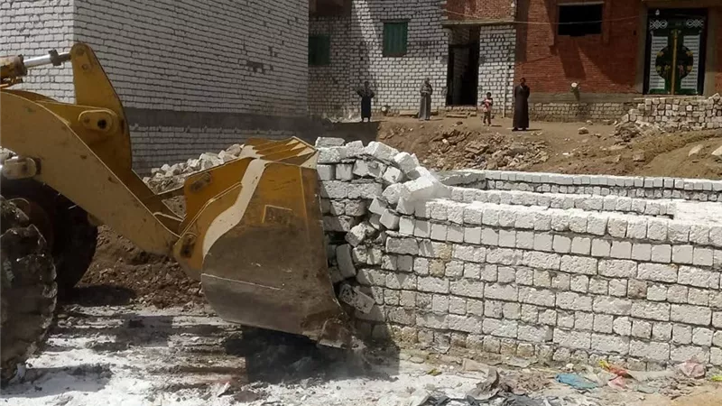 بني مزار تضرب بيد من حديد: إزالة 3 حالات تعدٍ وإحالة المخالفين للنيابة