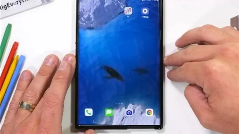 LG Rollable.. الهاتف القابل للتمدد الذي سبق عصره |تفاصيل 