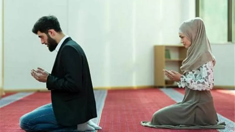 أين تقف المرأة إذا صلت خلف الرجل ؟.. عضو بـ