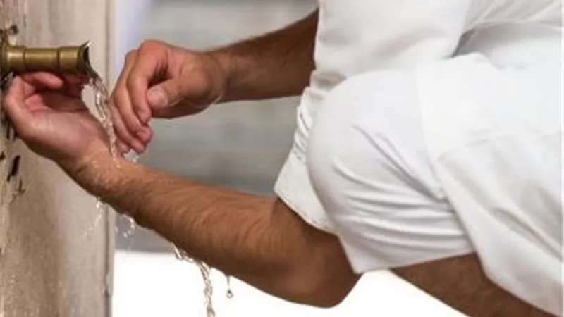 هل لمس المرأة ينقض الوضوء؟.. عضو بـ
