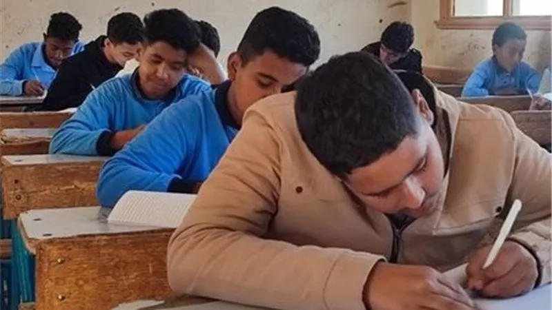 أرقام مقلقة وتسرب بالآلاف.. نواب يحذرون من تراجع التعليم الإعدادي بأسيوط