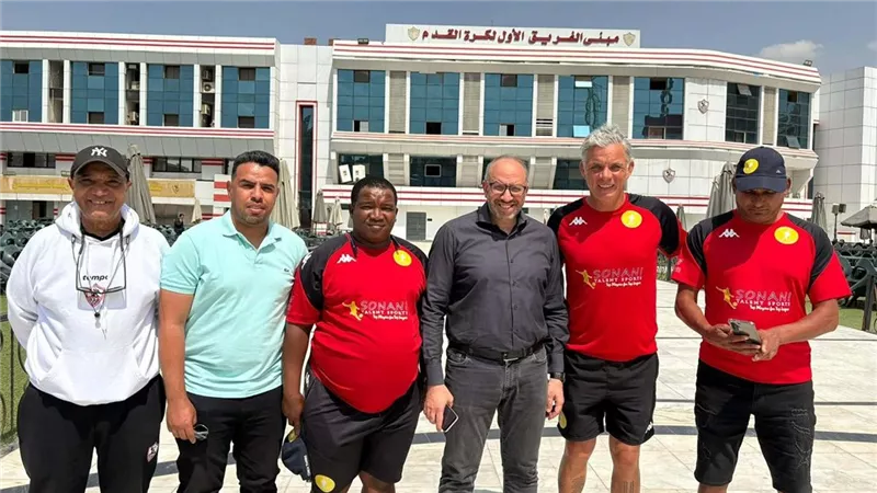 حازم إمام يستقبل النجم الجنوب إفريقي مارك فيش في جولة داخل الزمالك