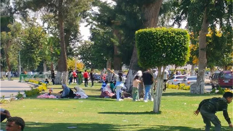 فسحة الغلابة بطعم الفرحة.. حدائق نمرة 6 بالإسماعيلية تتصدر مشهد شم النسيم