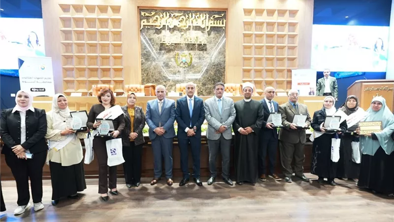 محافظ أسيوط يكرم الأمهات المثاليات ويؤكد استمرار دعم المرأة