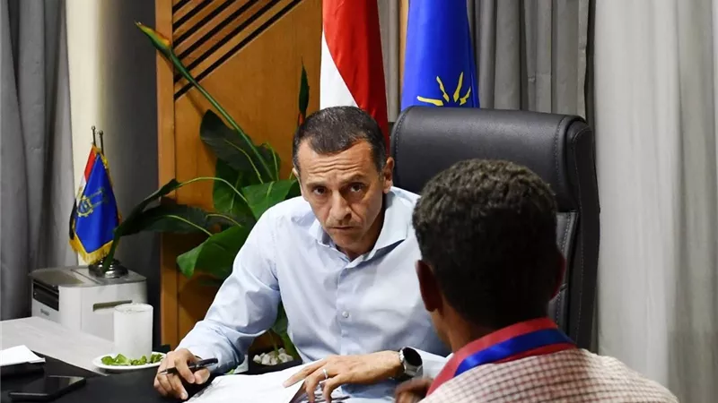 استجابة لمطالب المواطنين.. محافظ أسوان يوجه بالدعم والعلاج وفرص العمل