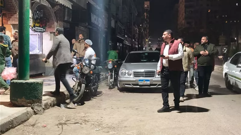 حملات ليلية مكثفة بالمنيا.. متابعة الغلق ورفع الإشغالات لضبط الشارع