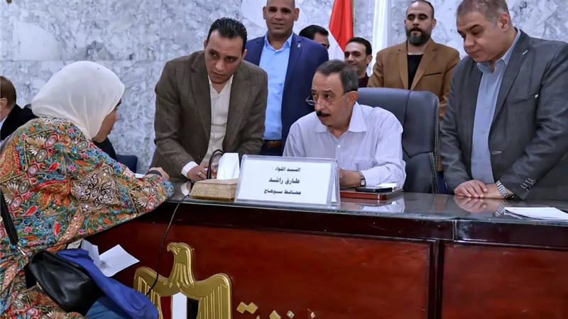محافظ سوهاج يوجه الأجهزة التنفيذية بسرعة تلبية مطالب المواطنين