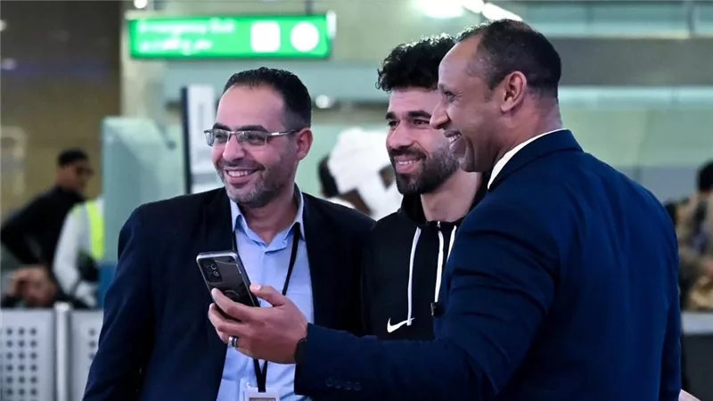 وفد سفارة مصر بالجزائر يستقبل بعثة الزمالك قبل مواجهة شباب بلوزداد