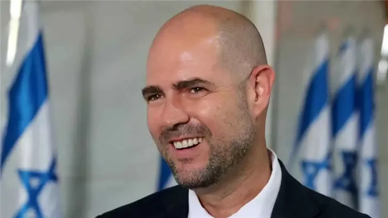 ظهر مستجما في مسبح.. غضب في ملاجيء إسرائيل تجاه رئيس الكنيست