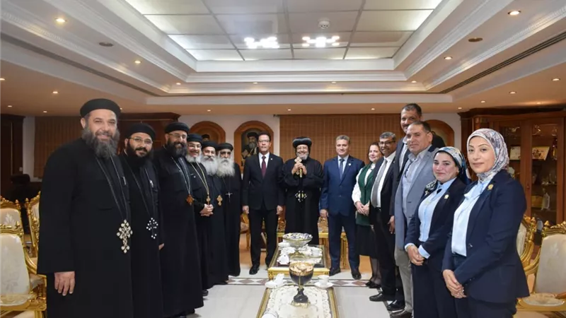 رئيس جامعة بنها يهنئ المسيحيين بعيد القيامة 