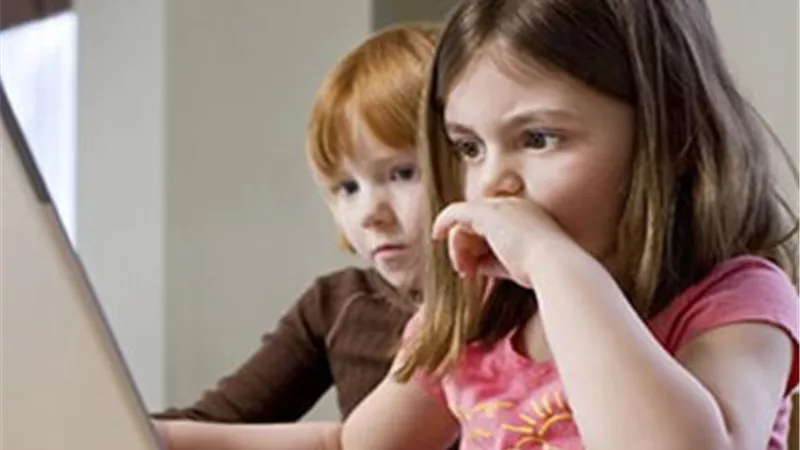 8 أدوات مجانية تحمي أطفالك على الإنترنت.. دليل مبسط لكل أب وأم