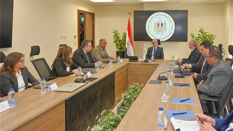 وزير الاستثمار يوجه بضرورة الانتهاء من مشروع تدقيق وتنقية قواعد البيانات 