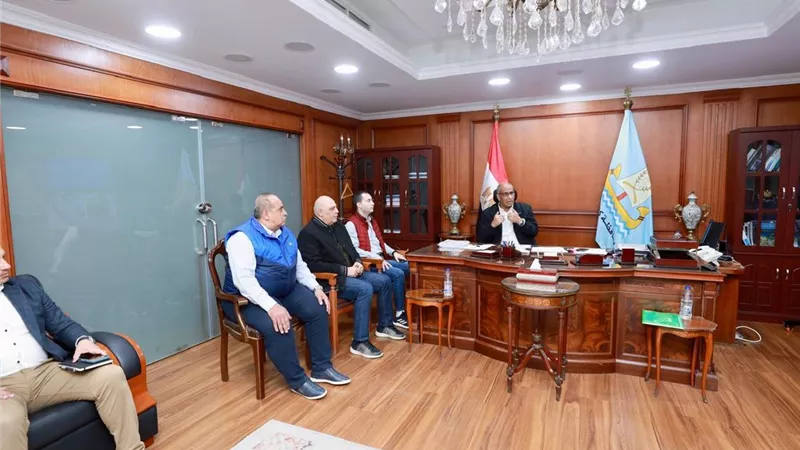 محافظ كفرالشيخ يستعرض جهود مركز سيطرة الشبكة الوطنية للطوارئ والسلامة 