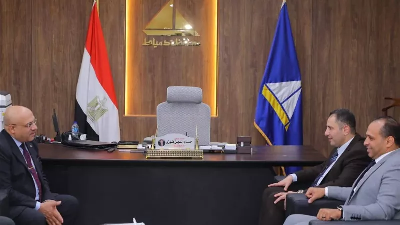 محافظ دمياط يلتقي رئيس الإدارة المركزية للاستثمار لبحث التعاون المشترك 