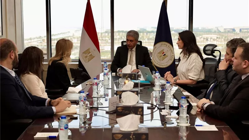 السياحة: تبحث مع شركة “فيزا