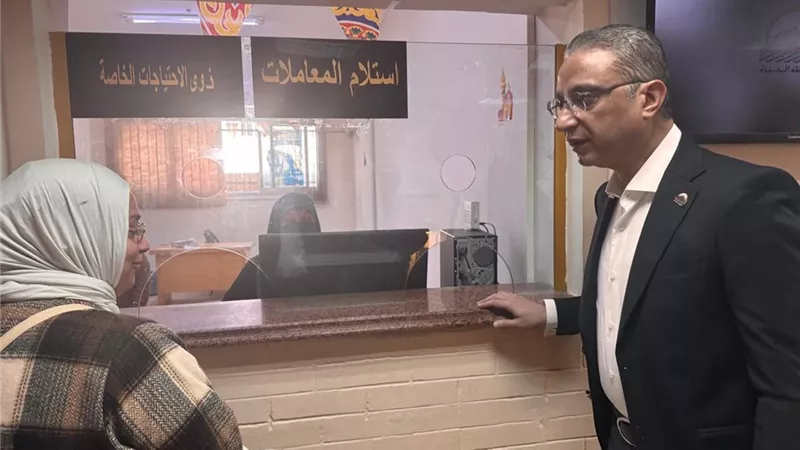 محافظ الجيزة يتفقد المركز التكنولوجي بالعجوزة ويوجه بسرعة إنجاز المعاملات 