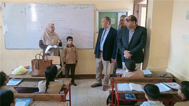 مدير تعليم أسيوط يتفقد عدد من المدارس لمتابعة الاختبار الشهري 