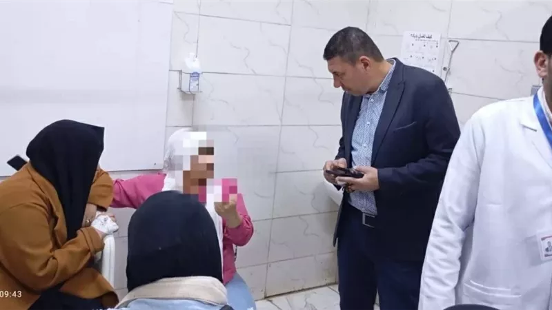 رئيس مدينة المنيا يتابع حالة الطلاب المصابين في حادث انقلاب أتوبيس