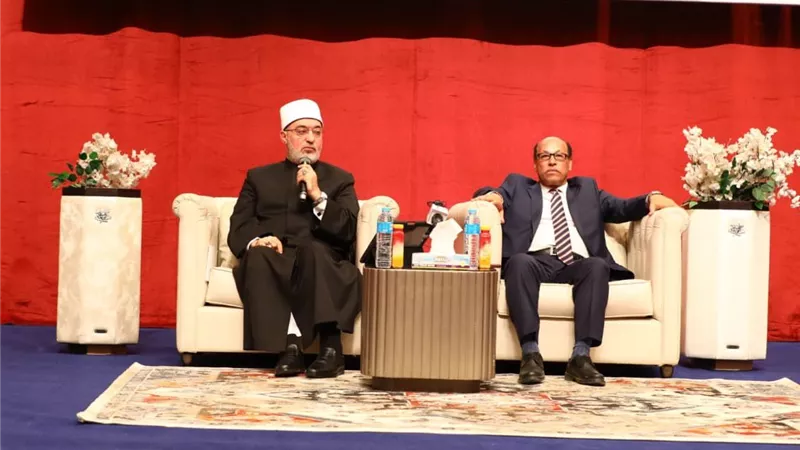 مفتي الجمهورية: الشائعات وتزييف المفاهيم أخطر ما يهدد الهوية والقيم | صور