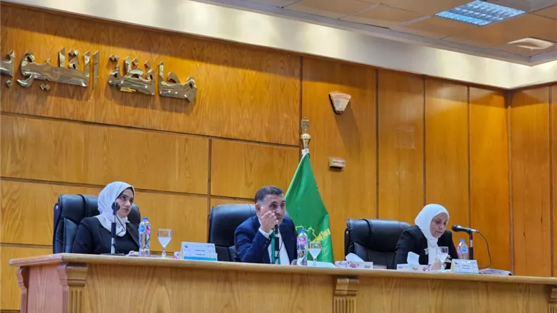 محافظ القليوبية يوجه بتسريع ملفات التقنين والتصالح وتراخيص المحال العامة