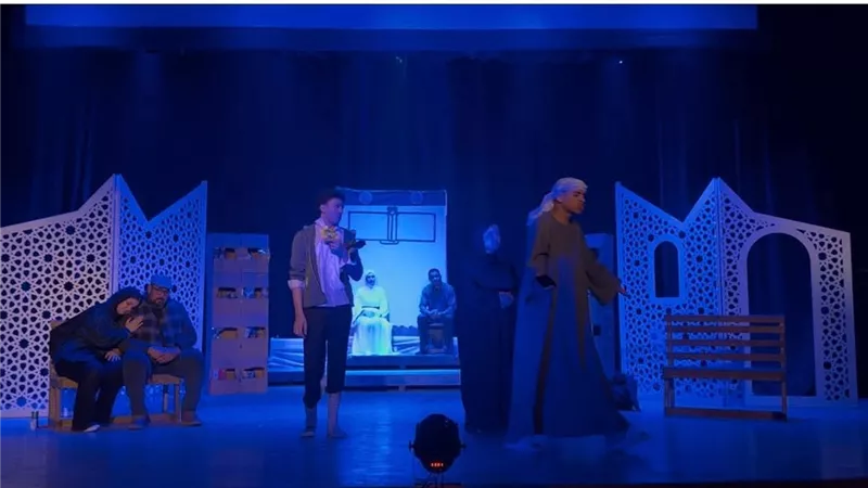 “المفارق” على مسرح قصر ثقافة ببا.. عرض فلسفي يناقش القضاء والقدر والانتماء
