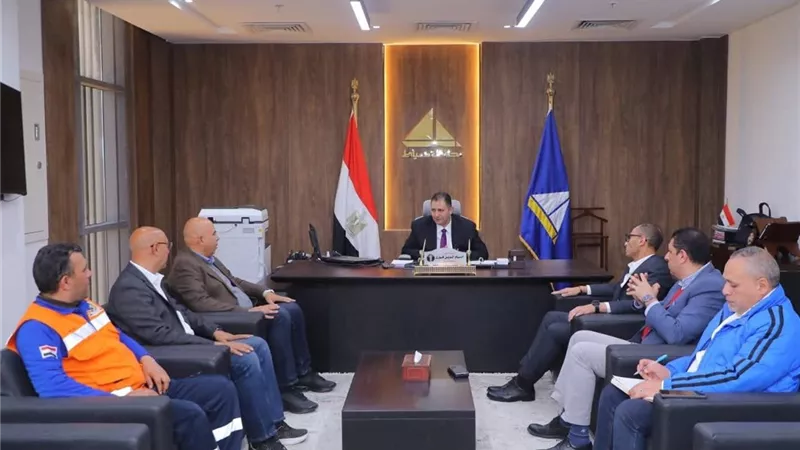 محافظ دمياط يلتقى ممثلى هيئة الإسعاف لدعم مبادرة 