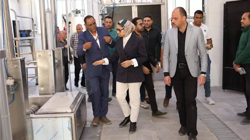 تمهيدًا لبدء التشغيل.. محافظ الوادي الجديد تتفقد المجزر نصف الآلي بالخارجة