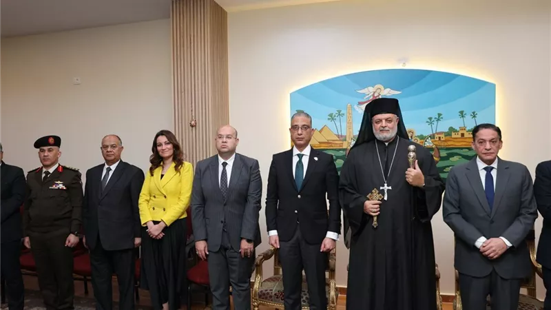 محافظ الجيزة يزور الكنيسة الكاثوليكية لتقديم التهنئة بمناسبة عيد القيامة 