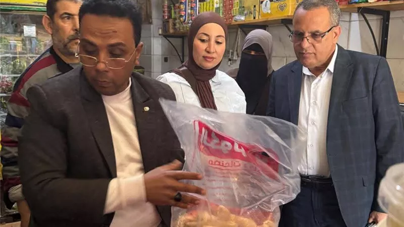 ضبط 5 أطنان عسل أسود وأسماك ورنجة غير صالحة بالدقهلية