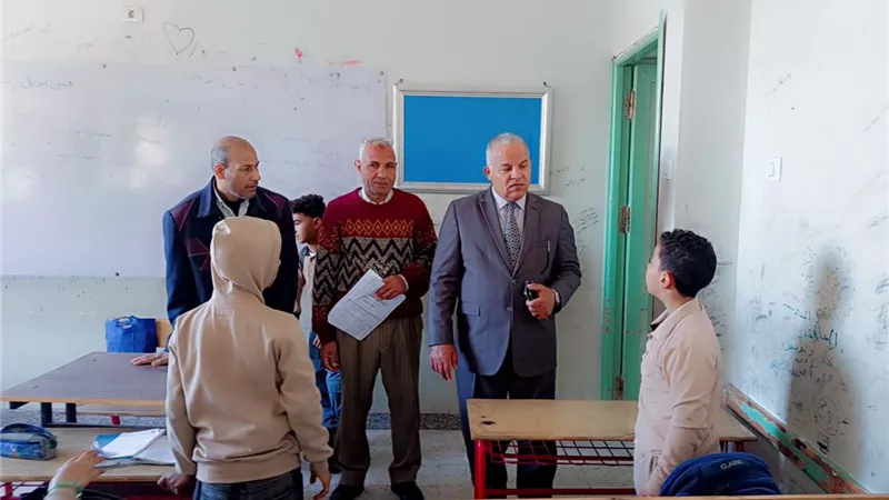 مدير تعليم الفيوم يحيل إدارة مدرسة بسنورس للتحقيق بسبب 