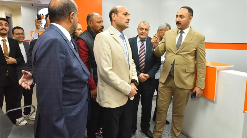 محافظ أسيوط يتفقد مركز الخدمات المميز بالغرفة التجارية