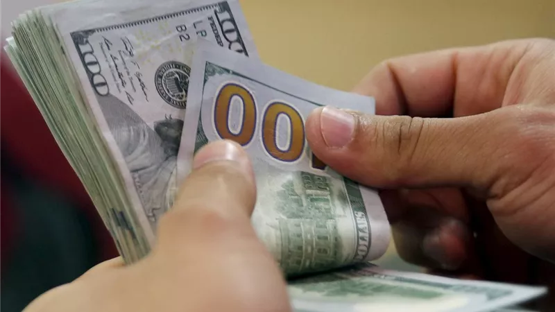 الدولار يتراجع 51 قرشًا إلى دون مستوى 52 جنيهًا