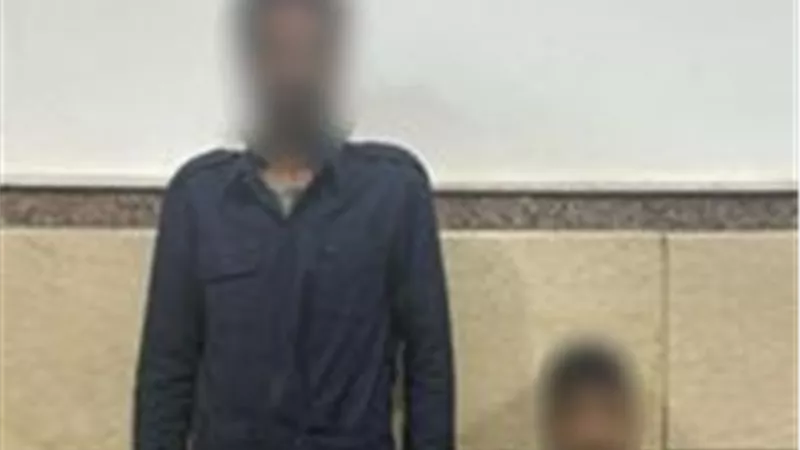 حين يموت الضمير..أب يضرب طفله لرفضه ملاحقة السيارات واستجداء المارة  