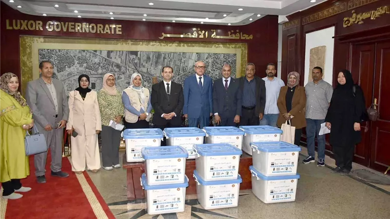 محافظ الأقصر يسلم حقائب معدات صيانة المحمول للشباب المتميزين