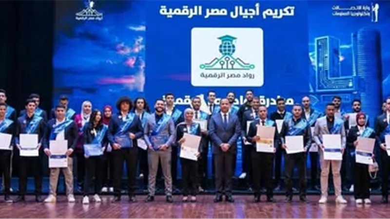 رئيس جامعة دمنهور يهنئ طالب الحاسبات عمر كريم لتفوقه بمبادرة مصر الرقمية
