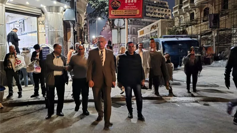 رئيس حي غرب القاهرة يقود حملات مكثفة لضبط مواعيد غلق المحلات