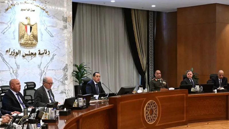الحكومة تؤكد: توفير مخزون آمن من السلع والأدوية والمنتجات البترولية