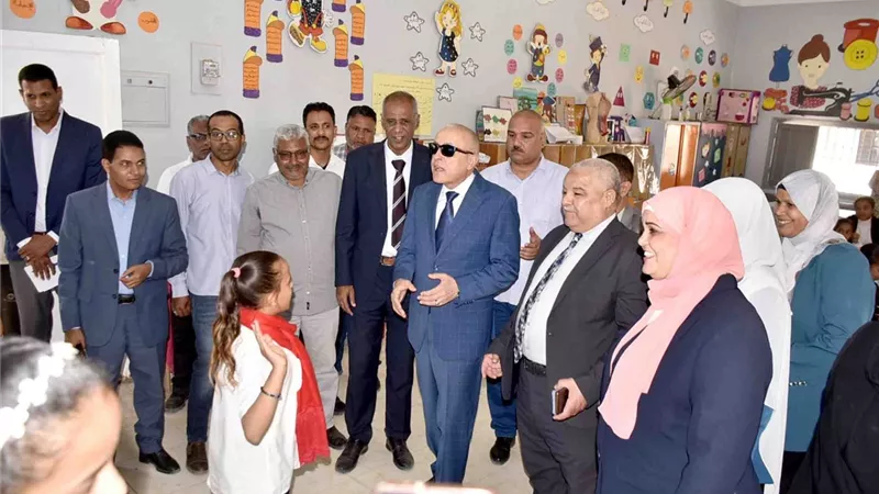 محافظ الأقصر يتفقد حواجر المريس والضبعية ويوجه بحزمة قرارات خدمية وتنموية
