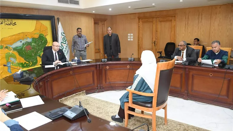 محافظ الفيوم يوجه بحلول عاجلة للمواطنين ويعزز الرعاية الصحية