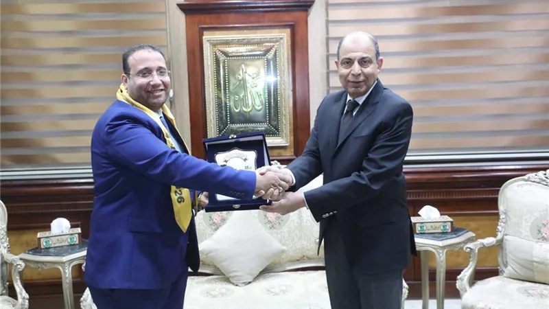 فى نهج جديد| محافظ المنيا يكرم مدير التخطيط والمتابعة لحصوله على الدكتوراه